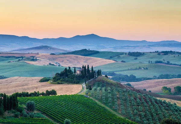 Scenic Tuscany landscape at sunrise, Val d 'Orcia, Italy — стоковое фото