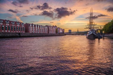 Bremen şehir batımında Deutschland Weser nehrinde eski yelkenli gemi ile