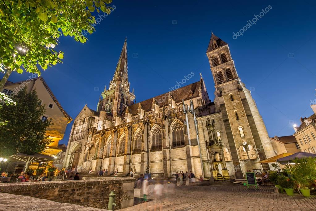 Ciudad histórica de Autun con Catedral de San Lázaro en la noche