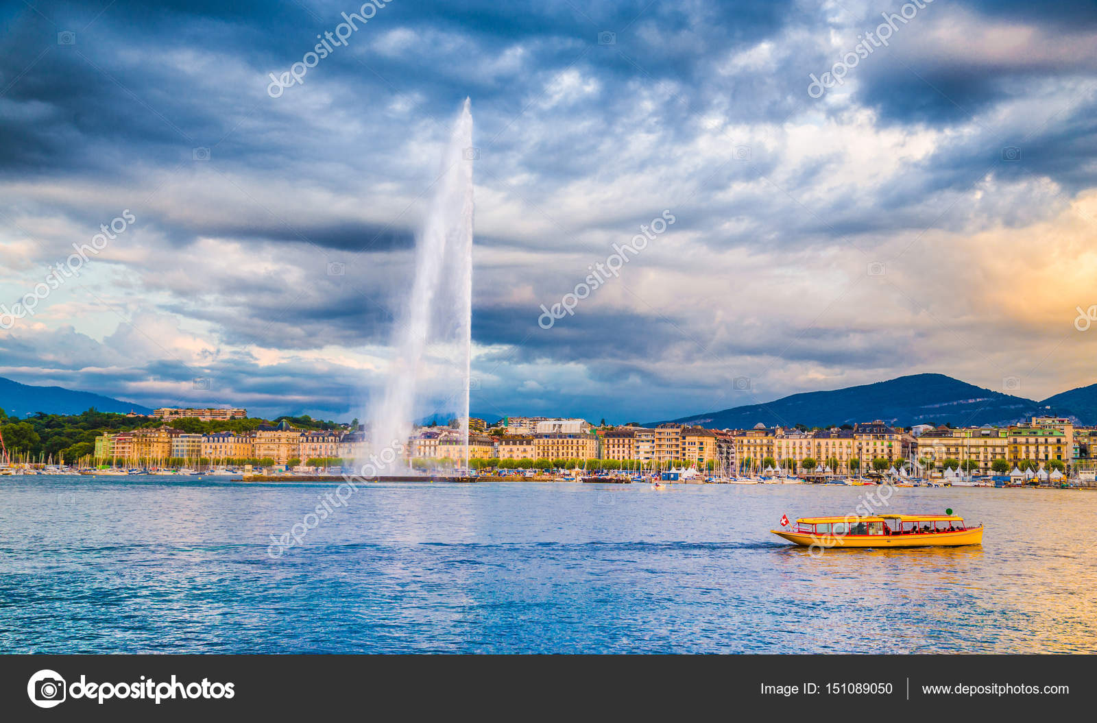 유명한 Jet d'Eau 분수와 보트에서 일몰, 스위스 제네바 스카이 라인 — 스톡 사진 © pandionhiatus3