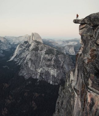 Uzun yürüyüşe çıkan kimse üzerinde bir uçurum Yosemite Milli Parkı, Kaliforniya, ABD