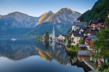 Hallstatt gemiye gündoğumu, Salzkammergut, Avusturya ile klasik görünüm
