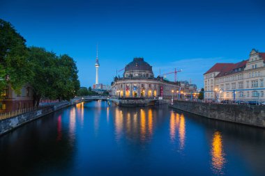 Berlin müze Adası ile alacakaranlık, Berlin, Almanya Tv Kulesi