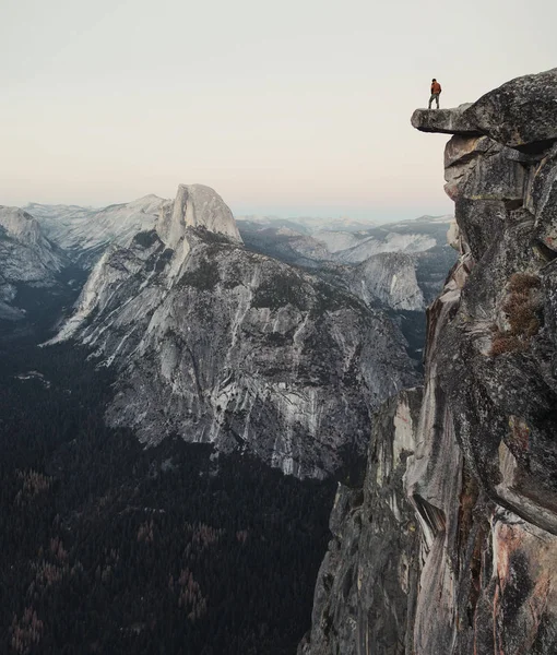 Caminante en un acantilado en el Parque Nacional Yosemite, California, Estados Unidos — Foto de Stock