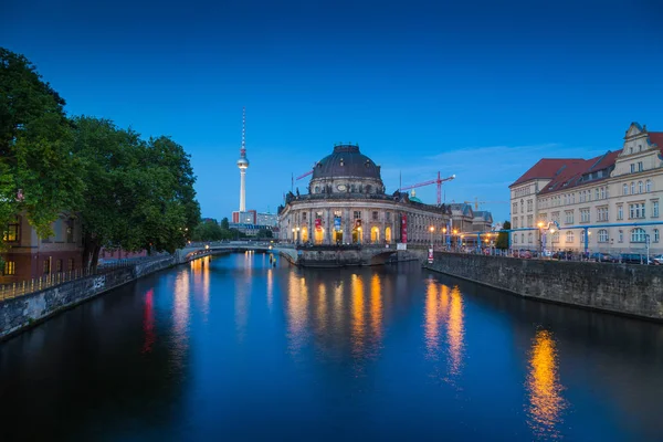 Museo de la Isla de Berlín con torre de televisión en el crepúsculo, Berlín, Alemania — Foto de Stock