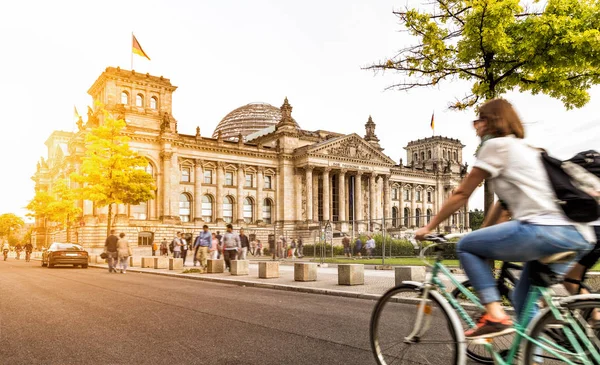 La vida en Berlín con el Reichstag al atardecer en verano — Foto de Stock