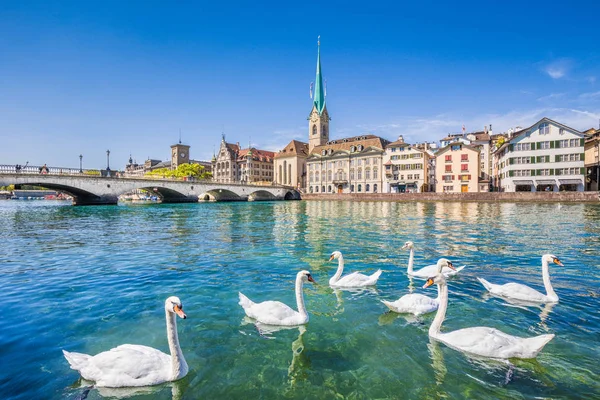 Történelmi zürichi folyó Limmat, Svájc — Stock Fotó