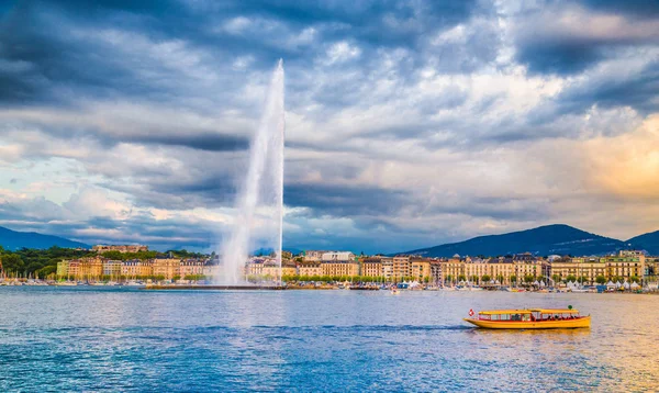 与著名的射流喷泉喷泉和船在日落时，瑞士日内瓦天际线 — 图库照片