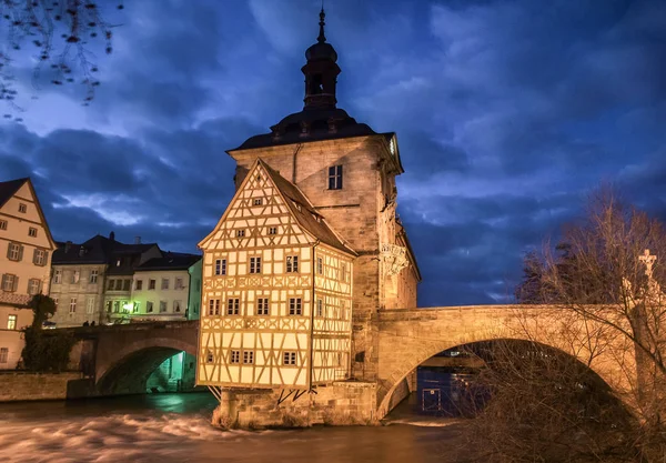 Mairie célèbre de Bamberg avec rivière Regnitz la nuit, Bavière, Allemagne — Photo