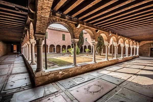 Innergården på kyrkan i San Francesco della Vigna i Venedig, Italien — Stockfoto