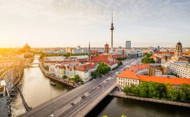 Berlin siluetinin Spree Nehri yaz, Almanya ile havadan görünümü