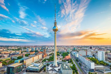 Berlin siluetinin panorama batımında Alexanderplatz adlı ünlü televizyon kulesi ile