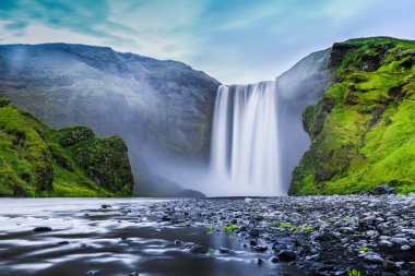 Klasik Görünüm ünlü Skogafoss şelale alacakaranlık, İzlanda