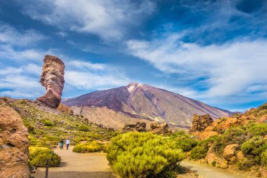 Pico del Teide ile ünlü Roque Cinchado kaya oluşumu, Tenerife, İspanya