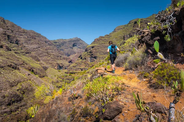 Randonneur sur un sentier dans les îles Canaries, Espagne — Photo