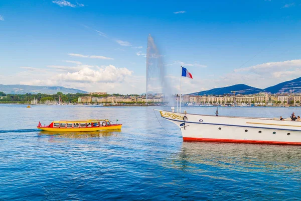 Ciudad histórica de Ginebra con famosa fuente Jet d 'Eau y barcos —  Fotos de Stock