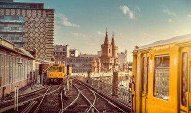 Berlin Oberbaum Köprüsü tren günbatımı, Berlin Friedrichshain Kreuzberg, Almanya