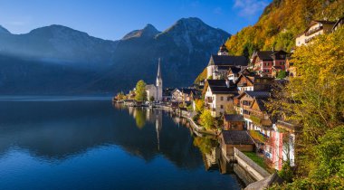 Sonbaharda, Salzkammergut, Avusturya Hallstatt dağ köyü