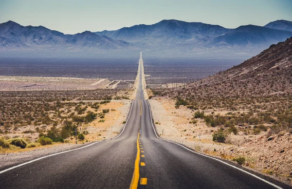 Nekonečné rovné silnici amerického jihozápadu Usa — Stock fotografie