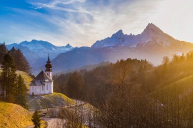 Watzmann Dağı'nda günbatımı, Berchtesgaden, Almanya ile Maria Gern Kilisesi