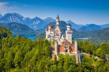 Klasik görünümünü ünlü Neuschwanstein Şatosu yaz, Allgu, Bavyera, Almanya