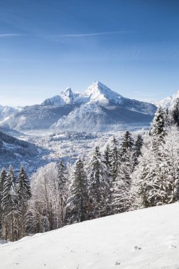Kış harikalar diyarı Watzmann ve Berchtesgaden şehir ile