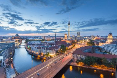 Berlin siluetinin Spree Nehri gece, Almanya ile