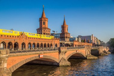 Oberbaum Köprüsü ile Spree Nehri gün batımında, Berlin, Almanya