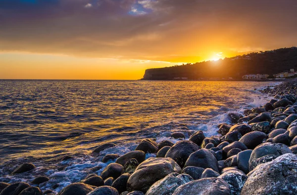 Altın akşam günbatımında ışık muhteşem deniz manzarası — Stok fotoğraf