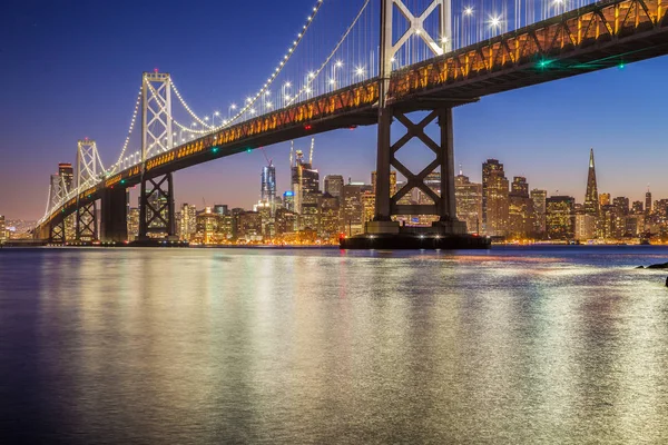 San Francisco Skyline mit der Oakland Bay Bridge in der Dämmerung, Kalifornien, USA — Stockfoto