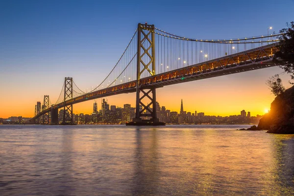 San Francisco manzarası ile Oakland Körfezi Köprüsü, günbatımı, California, ABD — Stok fotoğraf