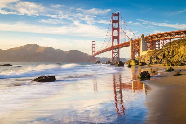 Puente de puerta de oro al atardecer, san francisco, california, EE.UU. — Foto de Stock