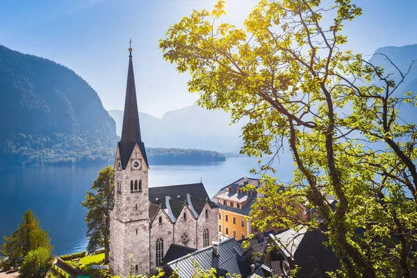 Hallstatt cidade à beira do lago com torre da igreja no verão, Áustria — Fotografia de Stock