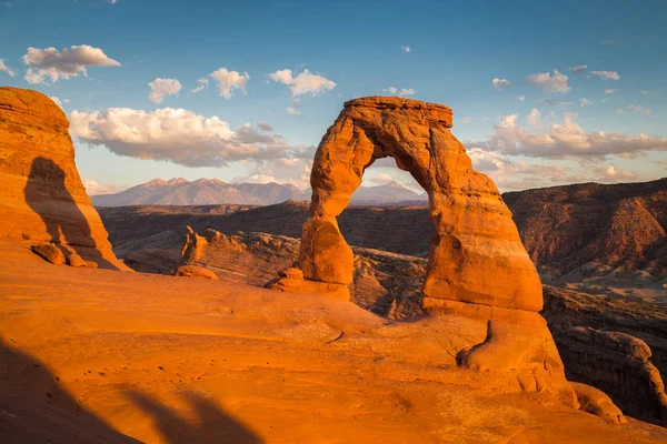 Klasszikus kilátás-ból híres finom Arch-naplemente, Utah, Amerikai Egyesült Államok — Stock Fotó