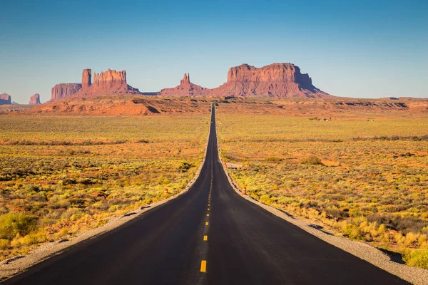 Monument Valley con U.S. Highway 163 al atardecer, Utah, EE.UU. — Foto de Stock