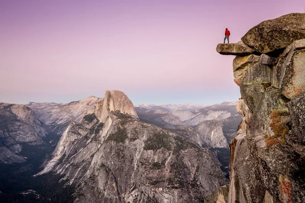 Turysta w Park Narodowy Yosemite, Kalifornia, Stany Zjednoczone Ameryki — Zdjęcie stockowe