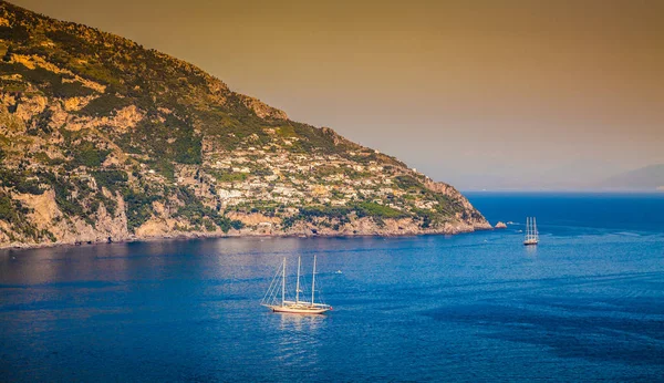 Costa Amalfitana ao pôr-do-sol, Campania, Itália — Fotografia de Stock