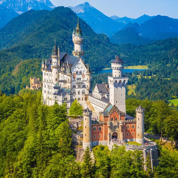 Widok klasyczny od słynnego zamku Neuschwanstein w lecie, Füssen, Bavaria, Niemcy — Zdjęcie stockowe
