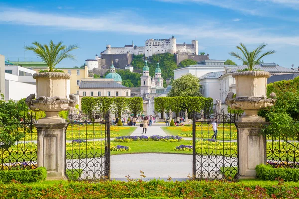 Jardines Mirabell con Fortaleza de Hohensalzburg en Salzburgo, Austria —  Fotos de Stock