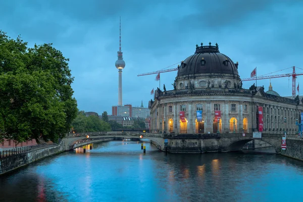 Berliner Museumsinsel mit Fernsehturm in der Dämmerung, berlin, deutschland — Stockfoto