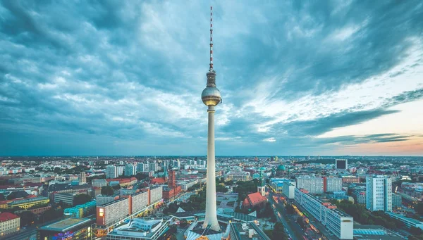 Panorama del horizonte de Berlín con torre de TV en Alexanderplatz por la noche — Foto de Stock