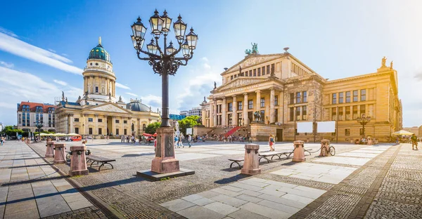 Berlin Place Gendarmenmarkt au coucher du soleil, quartier central de Berlin Mitte — Photo