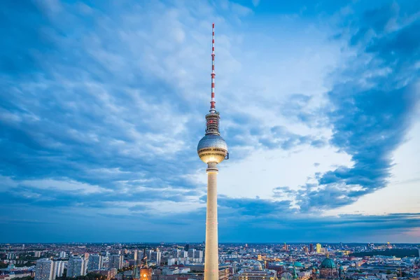 柏林电视塔在亚历山大广场在夜间与天际线全景 — 图库照片
