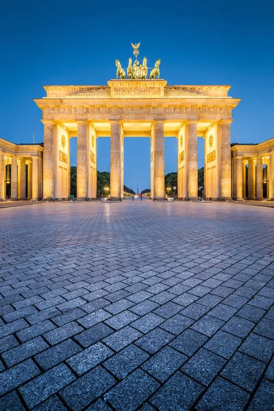 Braniborská brána v šeru, Berlín, Německo — Stock fotografie