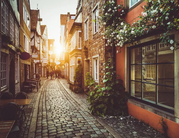 Старый город в Европе на закате с эффектом ретро-винтажного фильтра — стоковое фото