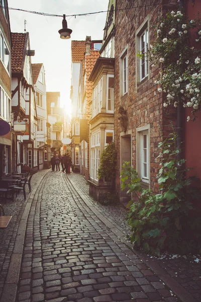 Старый город в Европе на закате с эффектом ретро-винтажного фильтра — стоковое фото