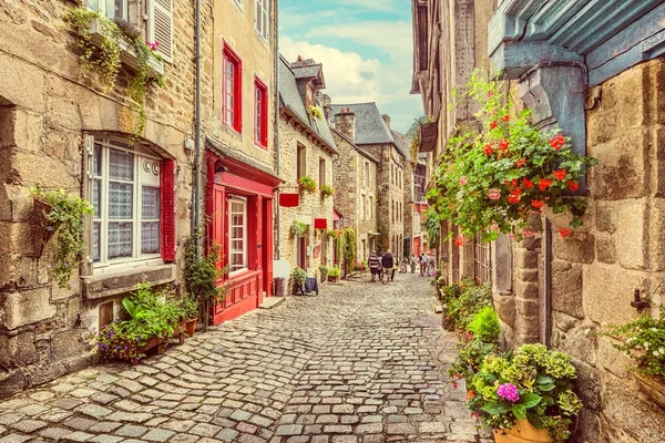 Hermosa escena callejón en un casco antiguo de Europa — Foto de Stock