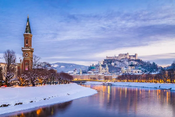 Klassisk vy av Salzburg vid jultiden i vinter, Österrike — Stockfoto