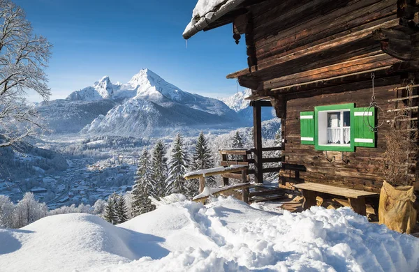 Winter wonderland landschap in de Alpen met een traditionele houten chalet — Stockfoto