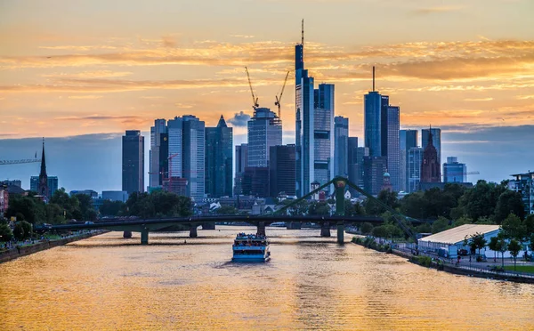 Fráncfort del Meno skyline con barco al atardecer, Alemania — Foto de Stock